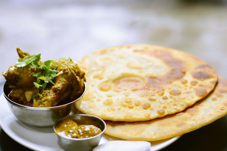 Chicken Curry With Parathas (2 Pcs)