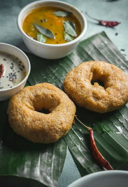 Sambar Vada (2 Pcs) (Served With Coconut Chutney Sambar)