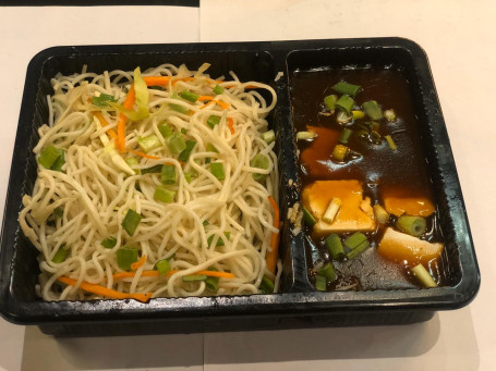 Veg Hakka Noodles With Chilly Paneer(4 Pcs)