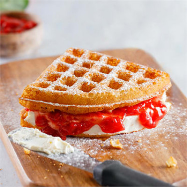 Waffle Di Formaggio Cremoso Alla Fragola