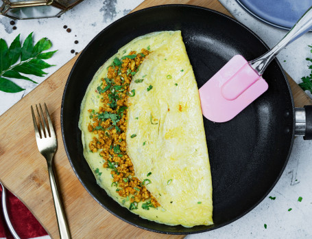 Keema Omelette With 2 Pcs Toast