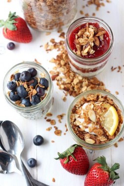 Frutta Fresca, Crème Fraîche E Granola Tostata