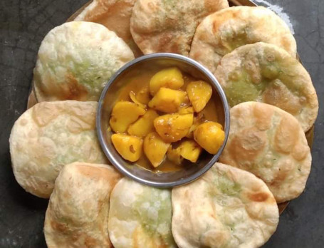 Karaishutir Kachori With Aloo Dum