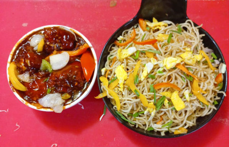 Egg Hakka Noodles(750Ml) Chili Chicken (4 Pieces)