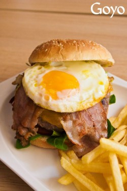 Combo Hamburguesa Súper Con Cebolla Grillé, Huevo Frito E Salsa Criolla