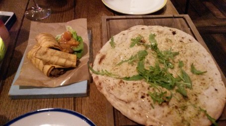 Focaccia All'aglio E Alle Erbe Cotta Su Pietra