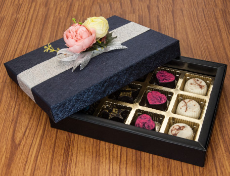 Gift Box With Flavoured Chocolates [12 Pieces]