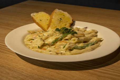 Pasta Alfredo Chicken Pasta 2 Pieces Garlic Toast