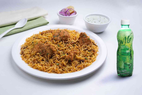 Combinazione Di Bevande Dum Biryani Di Pollo Hyderabadi