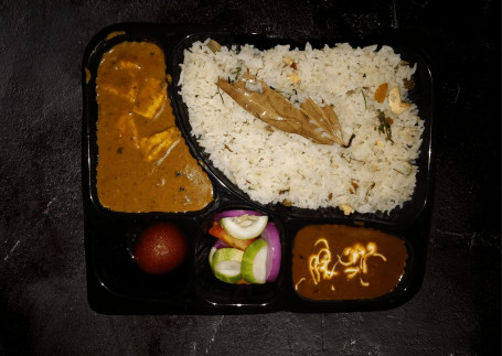 Shahi Paneer With Dal Makhani Thali