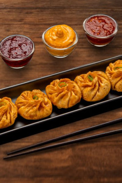 Fried Paneer Tikka Momos With Momo Chutney