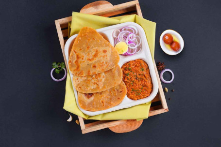 Chicken Kheema, Paratha Lunchbox Con Gulab Jamun (2 Pezzi) Combo