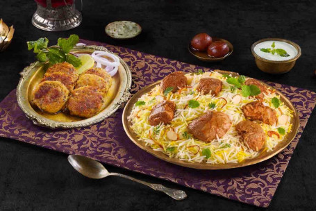 Combinazione Di Festeggiamenti Di Gruppo Con Dum Gosht Biryani Montone Galouti Kebab