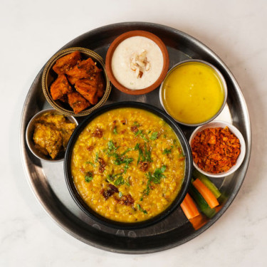 Aglio Deluxe Tadka Khichdi Thali