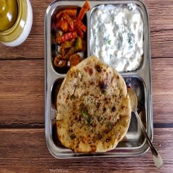 Onion Kulcha With Raita And Chole