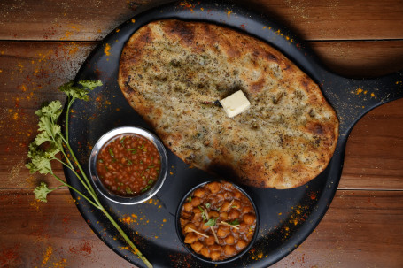 Haveli Special Kulcha With Chana