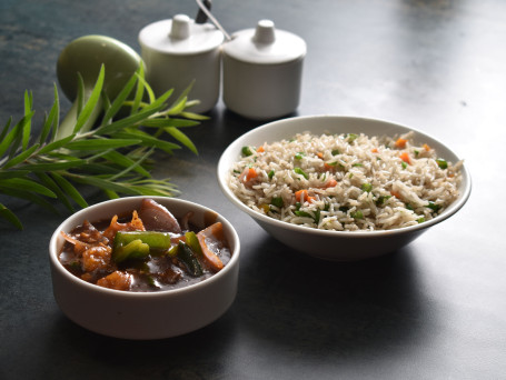 Chow Chow Chilli Paneer Fried Rice Thali (Fried Rice And Chilli Paneer With Mango Juice)