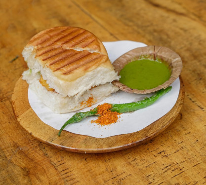 Crispy Vada With Chutney Sambhar