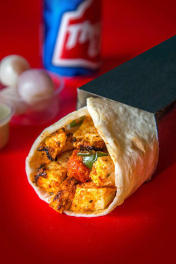 Paneer Tikka Roll Con Lattina Di Coca Cola