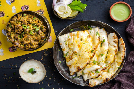 Pindi Chana With Khameeri Roti