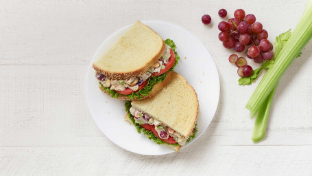 Sandwich Con Insalata Di Pollo Alle Mandorle Di Napa