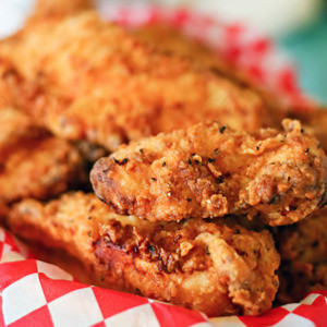 Strisce Di Pollo Croccante Al Latticello Con Patatine Fritte