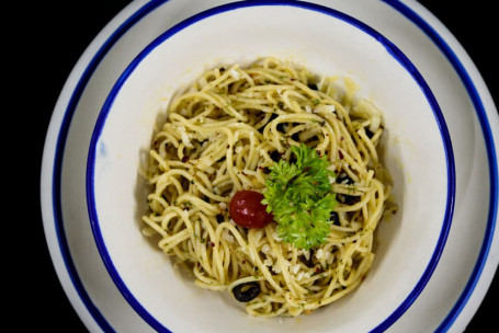 Spaghetti In Creamy Pesto Sauce