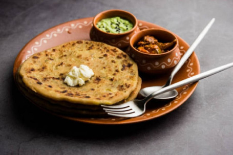 Aloo Pyaaz Paratha Con Cagliata E Sottaceti Al Peperoncino