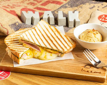 起司爆炸了帕里尼 Assorted Cheese Panini