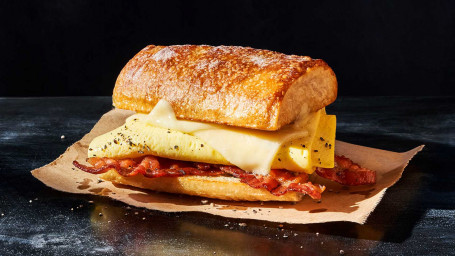 Bacon, Uova Strapazzate E Formaggio Su Ciabatta