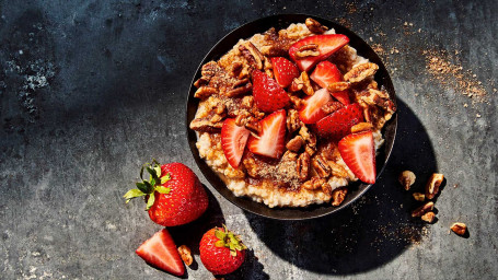 Avena Tagliata In Acciaio Con Fragole E Noci Pecan