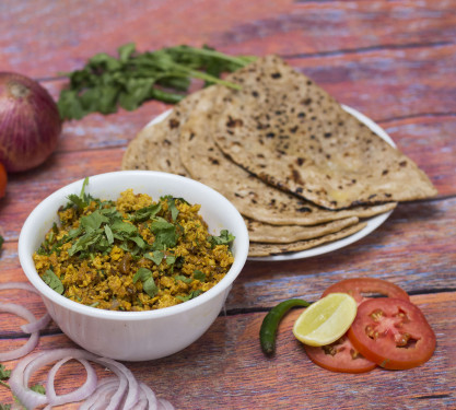 Paneer Bhurji With Triangle Parathas (2 Pcs)