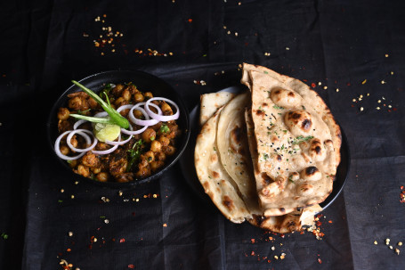 Chole- Gobhi Kulcha Platter