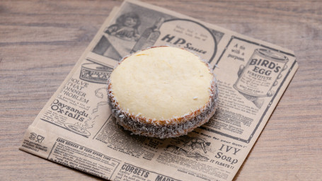 Alfajor Artesanal Con Cobertura De Chocolate Blanco Y Almendras Relleno Con Dulce De Leche