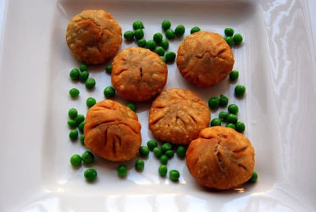 Mutter Kachori (2 Pcs)