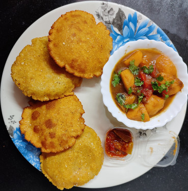 4 Makai Ki Poori With Aloo Ki Sabji