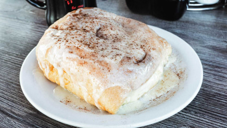 Grande Rotolo Di Cannella Fresca Al Forno