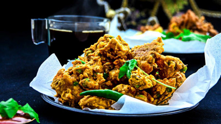 Mescolare I Pakoras Di Verdure