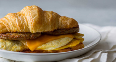 Croissant Per La Colazione Con Carne, Uova E Formaggio