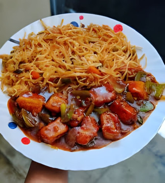 Hakka Noodle With Chilly Paneer Gravy