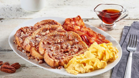 Piatto Di Toast Alla Francese Con Pecan Alla Cannella