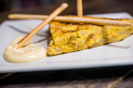 Tortilla De Patata Individual Con Cebolla Caramelizada Y Ali Oli