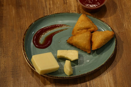 Cheesy Jalepeno Samosa (3Pcs)