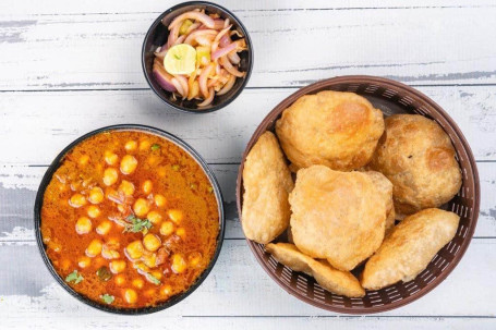 Punjabi Chole 8 Puri