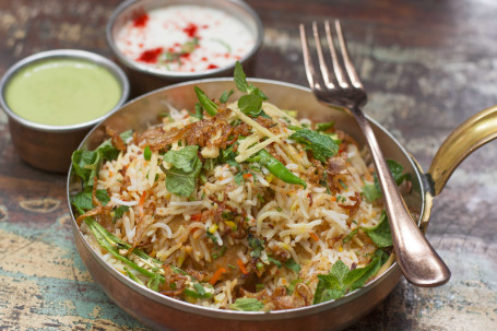 Chicken Biryani(2Pc Chicken 350Ml) (Served With Flavorful Gravy, Raita, Onions And Special Green Chatni)