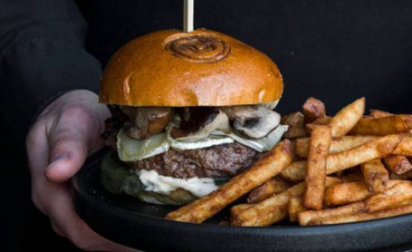 Burger Au Brie Et Aux Champignons Hamburger Di Funghi E Brie