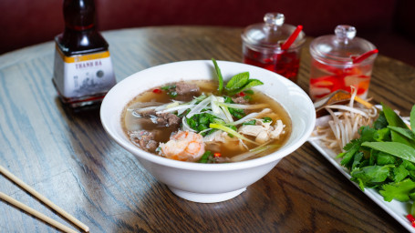 Prawn, Chicken And Garlic Steak Pho Noodle Soup (Gf