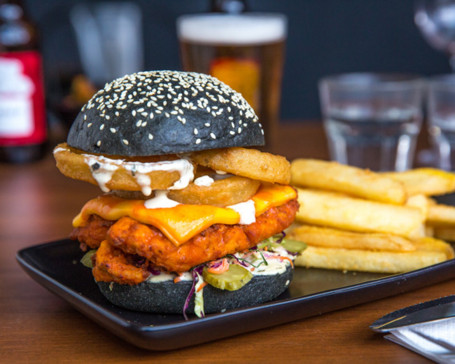 Hamburger Di Pollo Alla Bufala Con Patatine Fritte