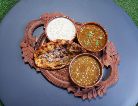 Paneer Pyaz Kulcha Thali