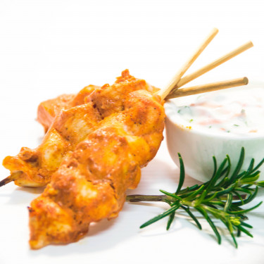 Tandoori Chicken Skewer With Minted Yoghurt Pieces)